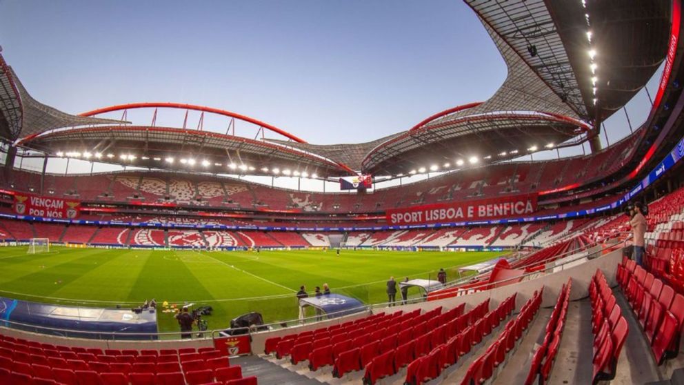 La UEFA sancionó al Benfica por actos racistas de sus hinchas en el partido contra Real Madrid por la Champions League.