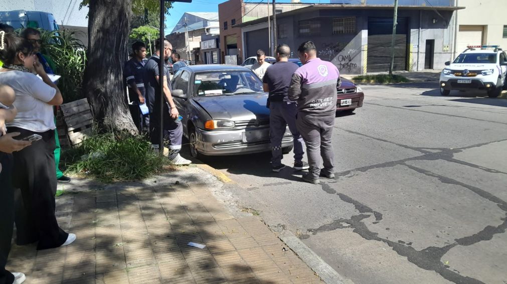 Accidente en Quilmes Centro: colisionaron dos vehículos en una esquina transitada
