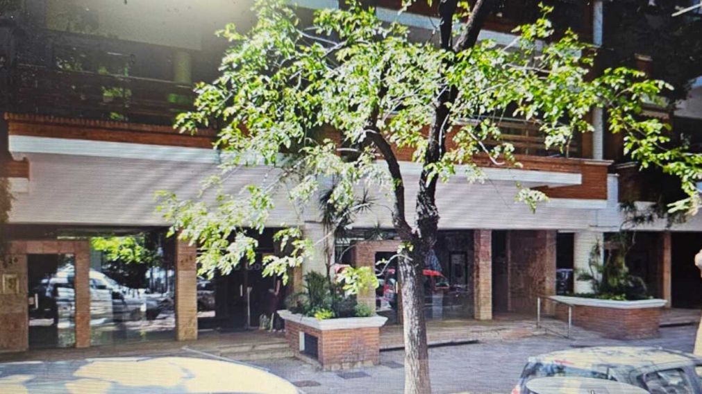El edificio donde está el departamento de Manuel Adorni, en Caballito.