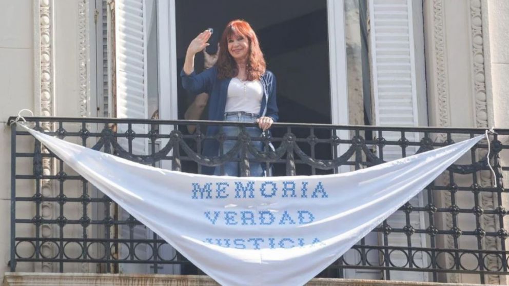 Cristina Kirchner al saludar a los manifestantes en la marcha por el Día de la Memoria.