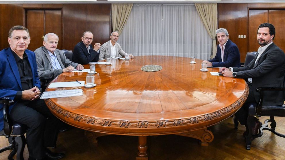 Luis Caputo se reunió con empresarios del rubro alimentos en busca de mejorar la "capacidad comercial".