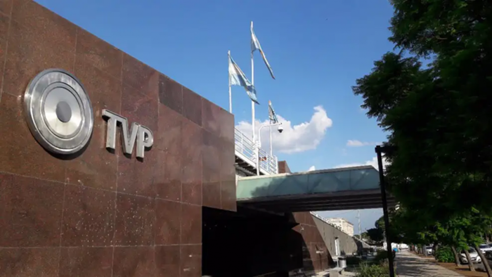 Allanan la TV Pública por la causa Adorni: buscan contratos de la productora de Marcelo Grandio