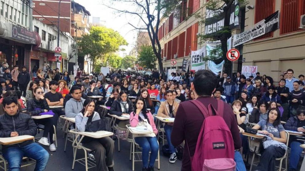 En la puerta de la casa de Adorni, la docencia de las universidades nacionales vuelve al paro por salarios.