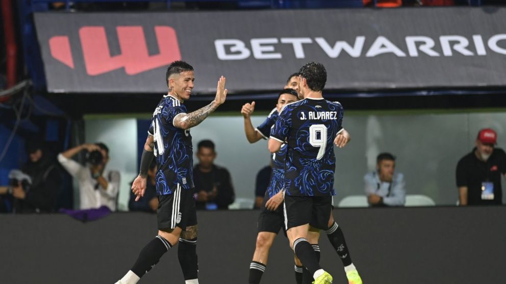 Enzo Fernández y el festejo del primer gol con sus compañeros de la Selección Argentina. Pobrísima actuación del equipo de Scaloni.
