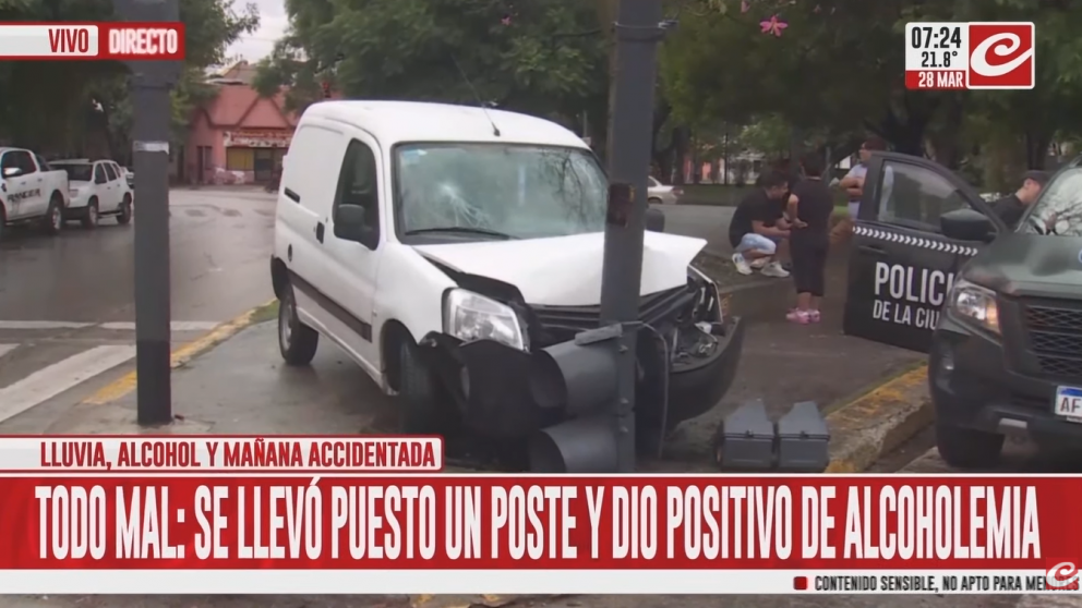 Perdió el control de su camioneta, subió a una plazoleta y se estampó contra un semáforo: dio positivo en alcoholemia