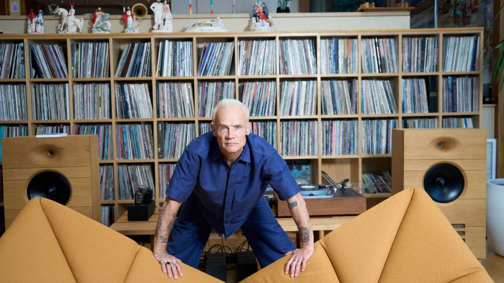 Flea sorprende con "Honora", su debut solista que fusiona jazz, trompeta y grandes invitados