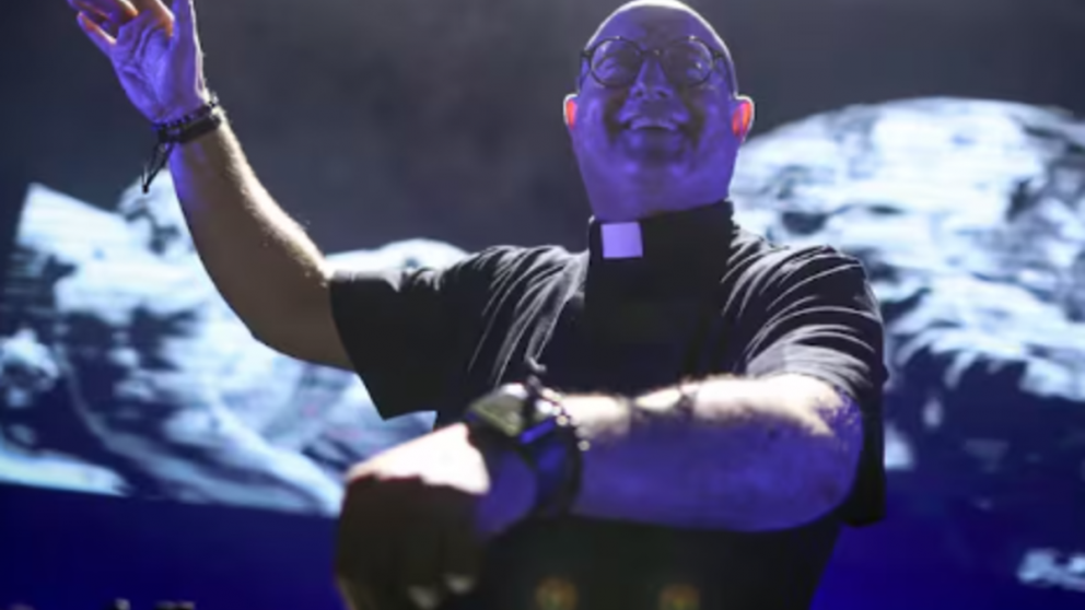 El "cura DJ" llega a Buenos Aires: show gratuito en homenaje al Papa Francisco