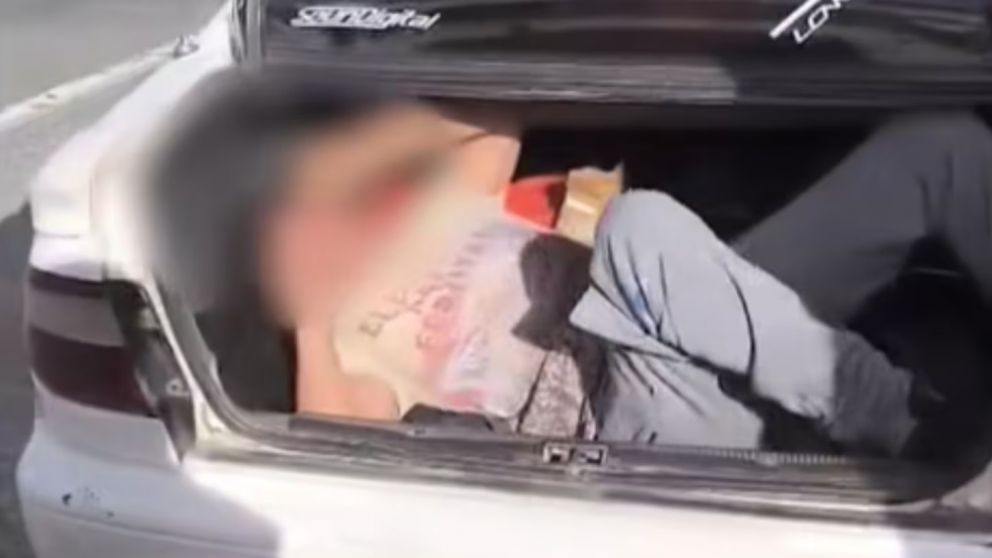 El hombre fue encontrado en el baúl del auto, lo que generó sorpresas en el control policial.