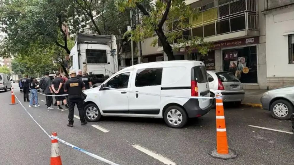 La Policía inspeccionó el vehículo, descubrió el cargamento y detuvo a su conductor.