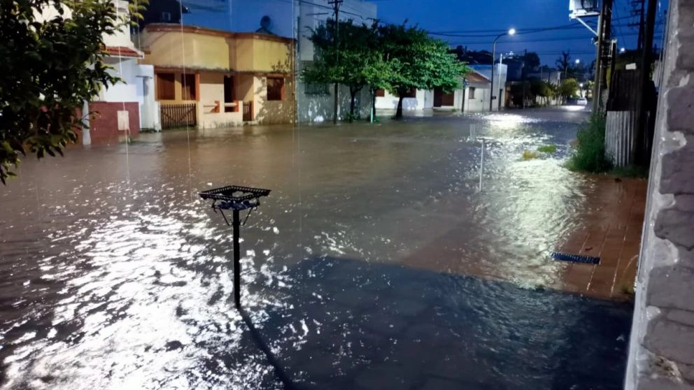 Calles anegadas por el fuerte temporal en Olavarría.