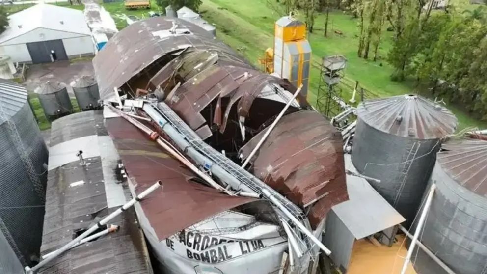 La destrucción de un silo en Santa Fe, tras el paso del tornado.