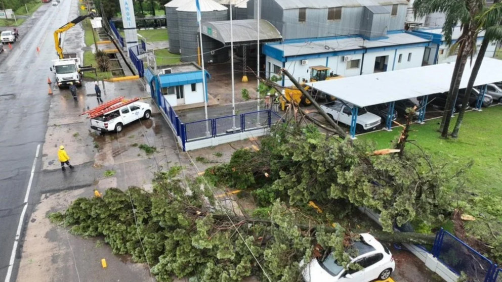 El tornado arras� con la localidad de Bombal, en Santa Fe (Gentileza El Litoral).