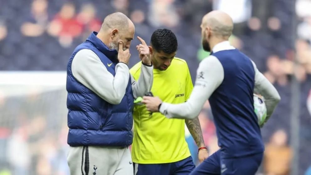 Igor Tudor charlando con Cuti Romero antes de su salida del Tottenham.
