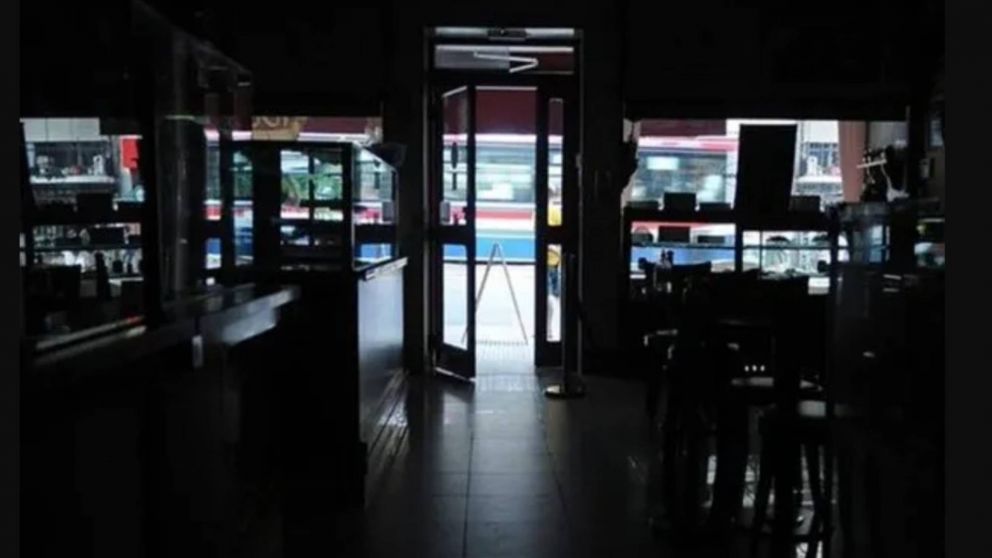 Cortes de luz en el AMBA: miles de usuarios permanecen sin suministro eléctrico tras las tormentas.