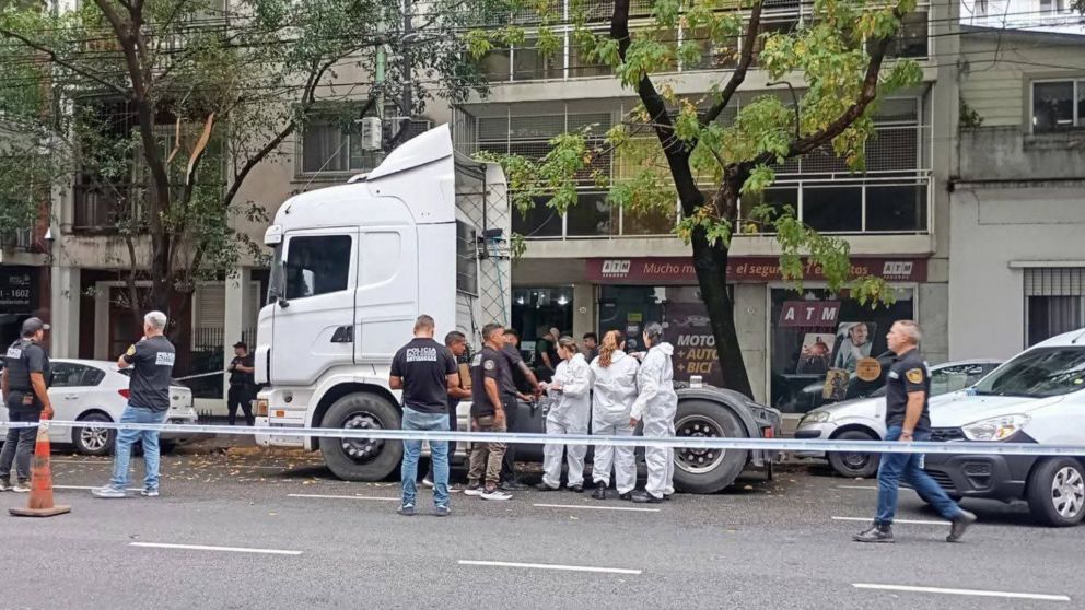 Agente policiales e investigadores custodiando la zona donde se secuestró el camión.