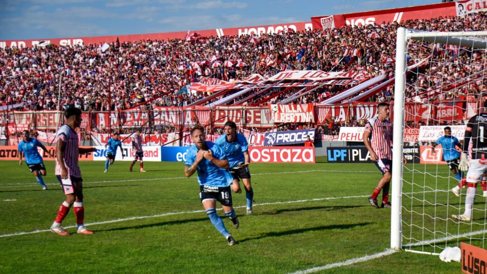 Fernando Brandán sale celebrando el gol que le dio el agónico triunfo a Temperley frente a Los Andes.