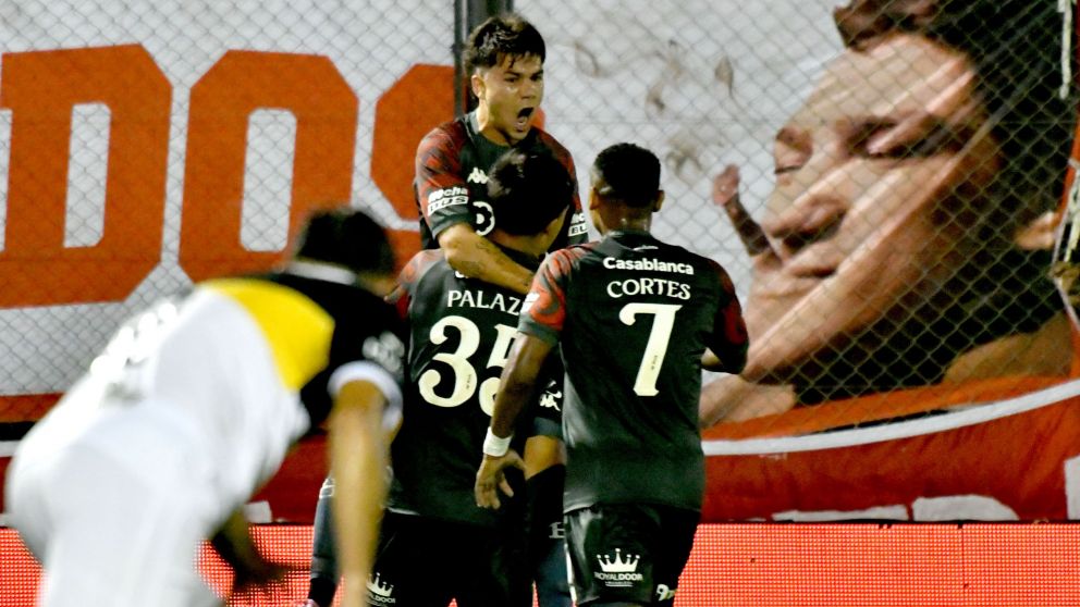 Lucas Blondel celebra el gol que le dio el triunfo a Huracán ante Olimpo por la Copa Argentina.