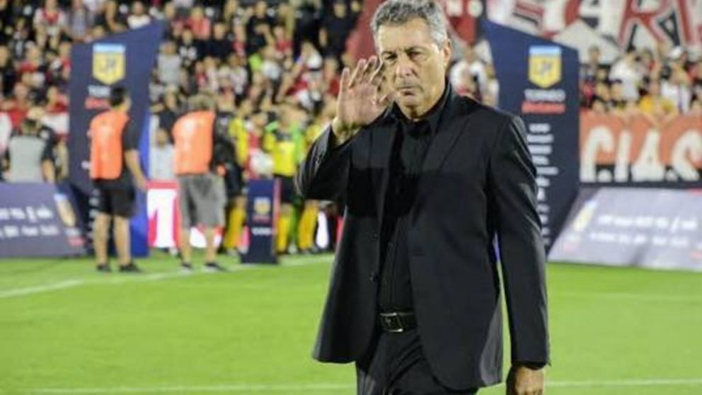 El DT no lograr torcer el rumbo de su equipo y se va quedando sin argumentos.