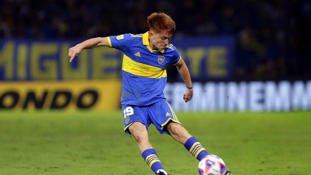 Valentín Barco con la camiseta de Boca en La Bombonera.