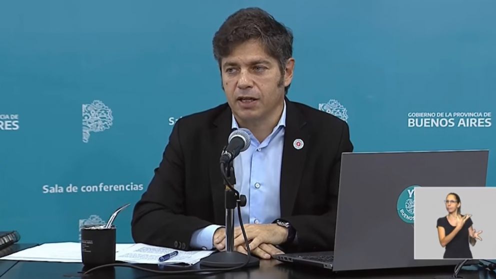 Kicillof brinda la conferencia de prensa desde La Plata.