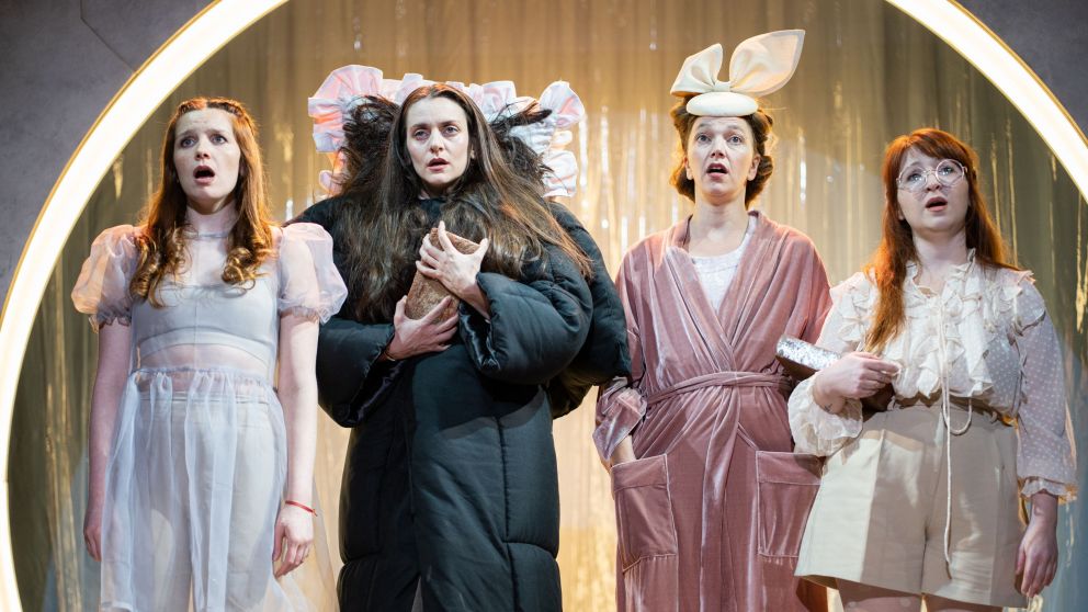Impecable trabajo de las actrices Josefina Botto, Jennifer Moule, Bárbara Goldschstein y Emilia Rodríguez Griñó.