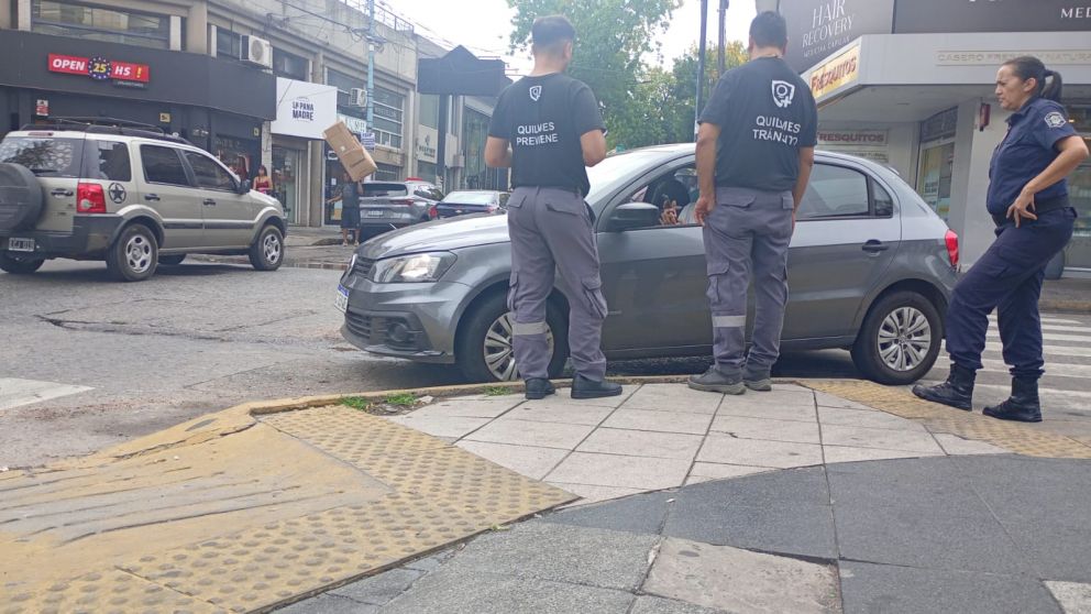 Quilmes Centro: dejó el auto sobre la senda peatonal, bloqueó una rampa y lo engancharon