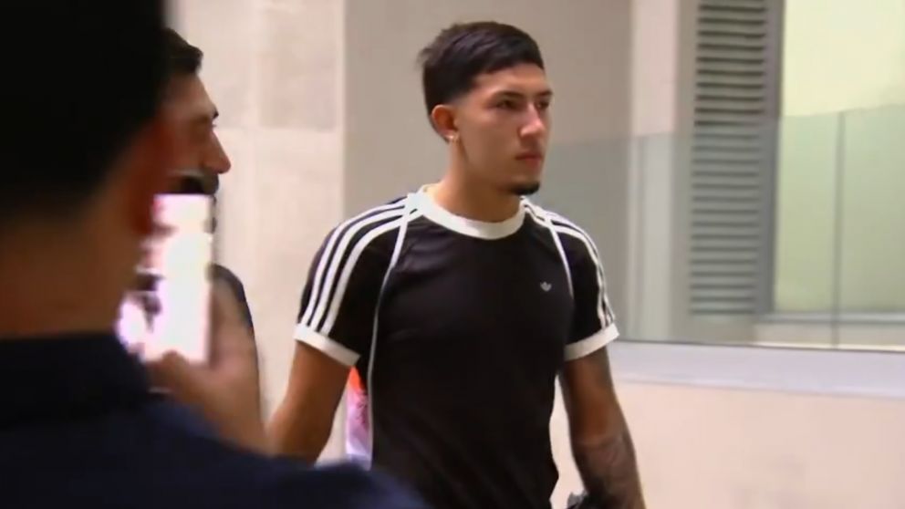 Tobías Ramírez llegando a hacerse la revisación médica con River. (Captura video)