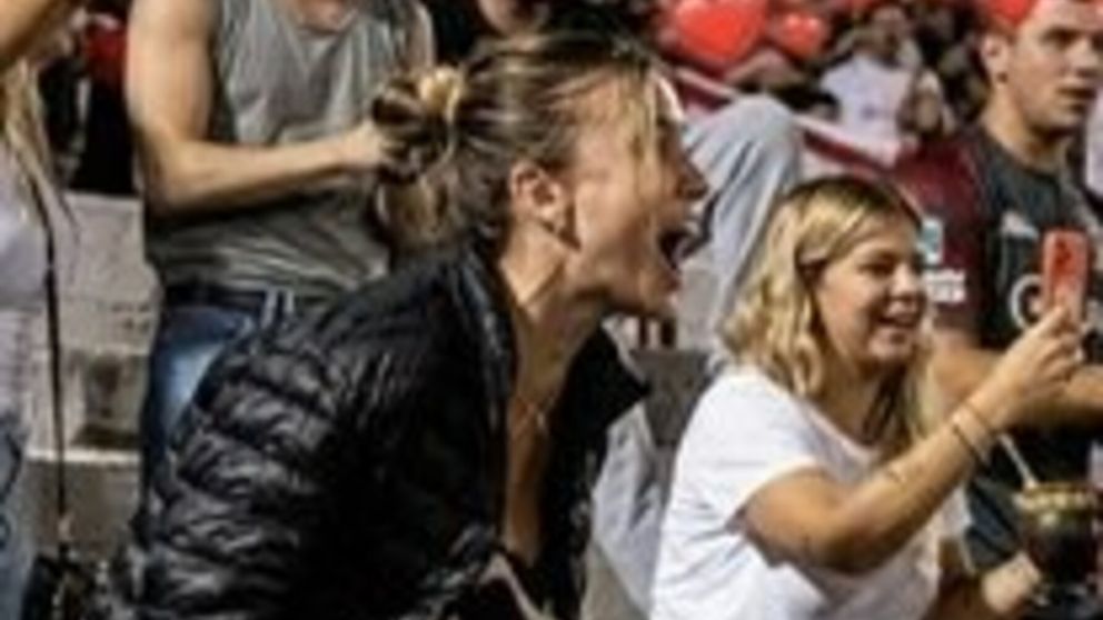 Morena Beltrán festejó efusivamente el gol de su pareja Lucas Blondel en la victoria del Globo por la Copa Argentina.