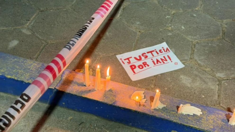 Alumnos, familiares y otros vecinos de San Cristóbal rindieron homenaje a la víctima mortal, Ian Cabrera, frente a la escuela.