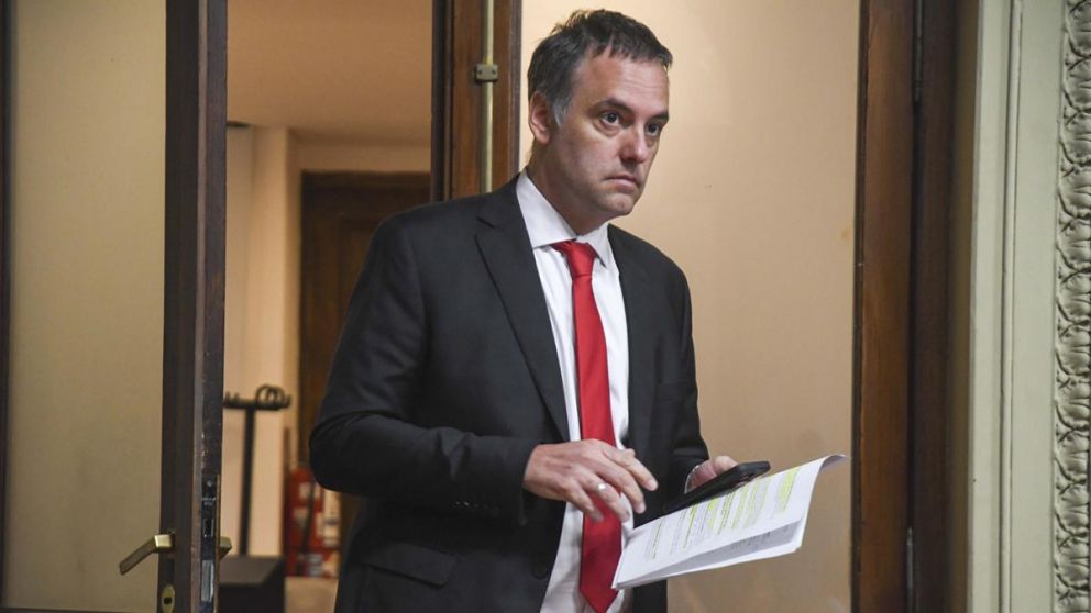 Diputados ampl�an la denuncia contra Adorni