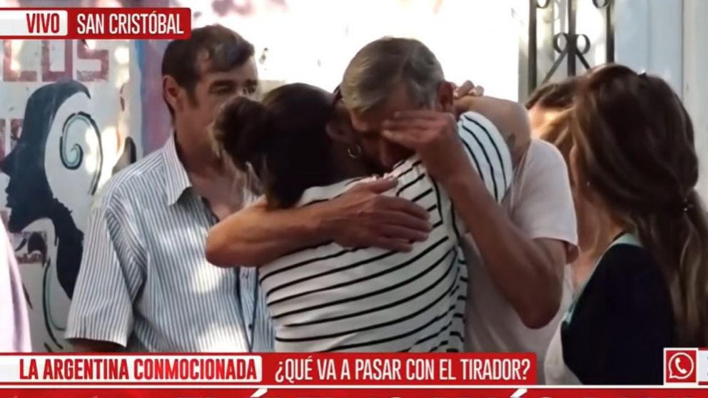 Familiares y amigos despiden al joven asesinado por un compañero de clases en una escuela de San Cristóbal, Santa Fe.