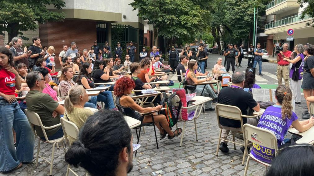 Personal policial controla el dictado de clases de los docentes universitarios frente a la casa de Manuel Adorni.