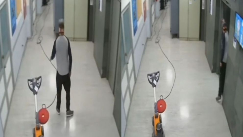 El joven aseguró que la mujer le tocó la espalda y hablaron, pero las cámaras muestran que no había nadie con él (Captura video).