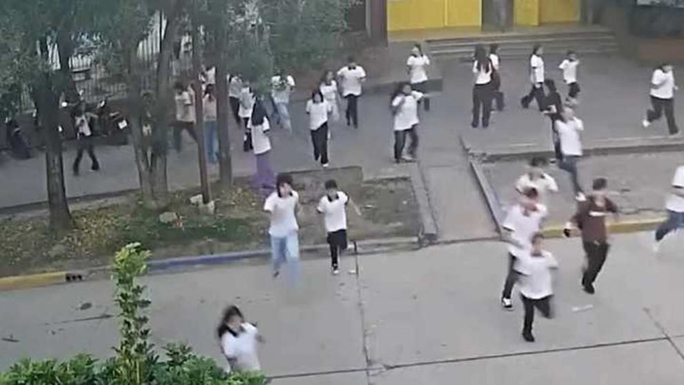 Los j�venes que presenciaron los disparos salieron corriendo hacia afuera del establecimiento educativo. 