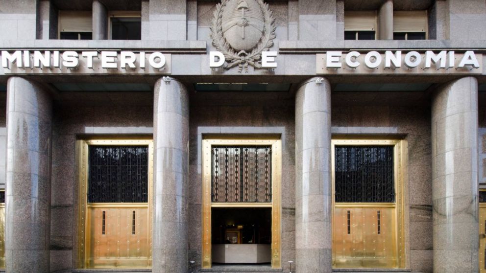 Reestructuración en Economía: Producción absorbe las áreas de Industria y Comercio.