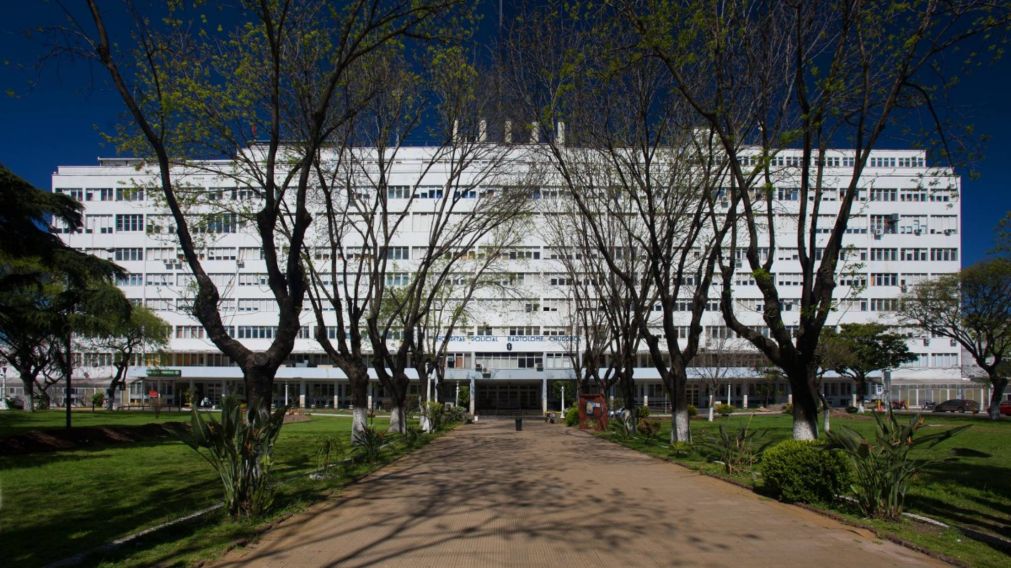 Una chica salt� al vac�o en el hospital Churruca: im�genes del operativo.