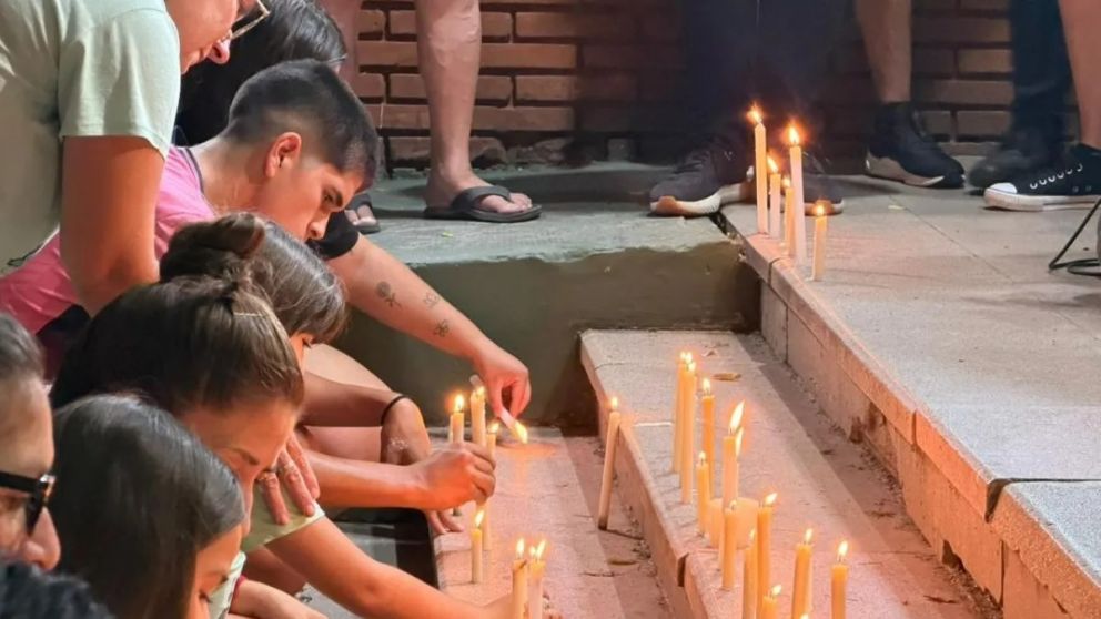 Los compañeros de Ian encendieron velas en la puerta de la escuela donde ocurrió la tragedia.