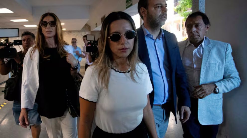Agostina Páez acompañada de su abogada Carla Junqueira.