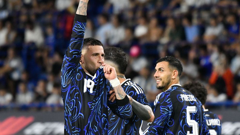 La noche especial de Otamendi con la Selección Argentina: gol, récord y emoción