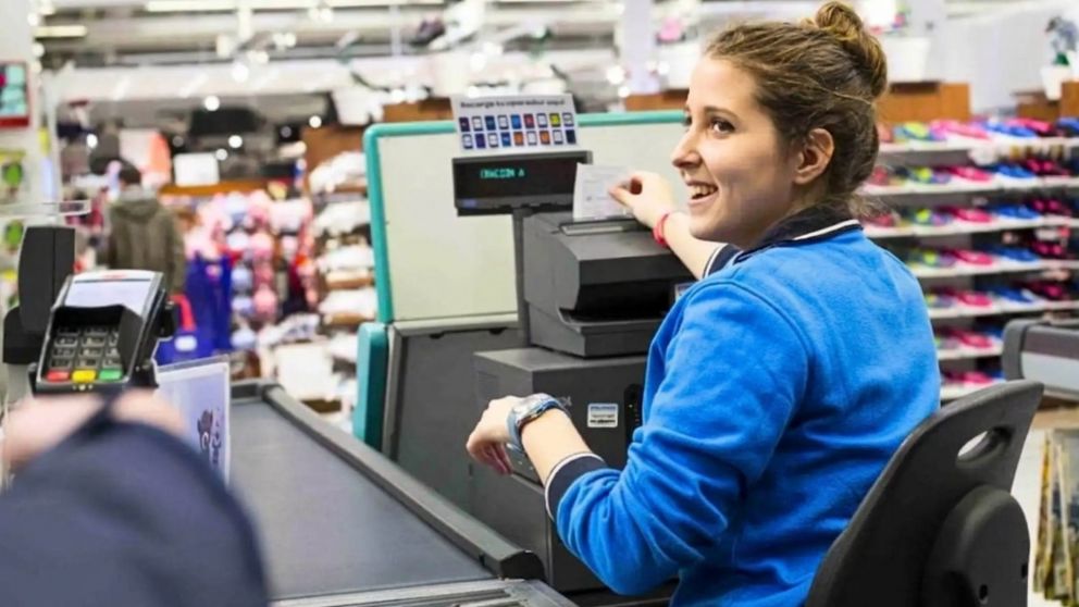 Popular supermercado busca empleados polivalentes para sus sucursales (Imagen ilustrativa).