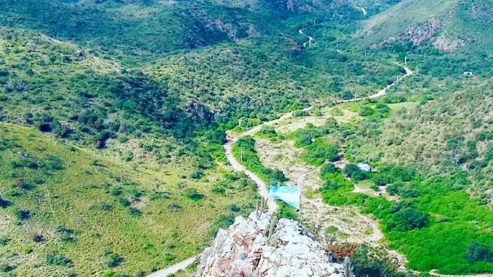 Un paraje natural se destaca por sus formaciones de agua y piedra.