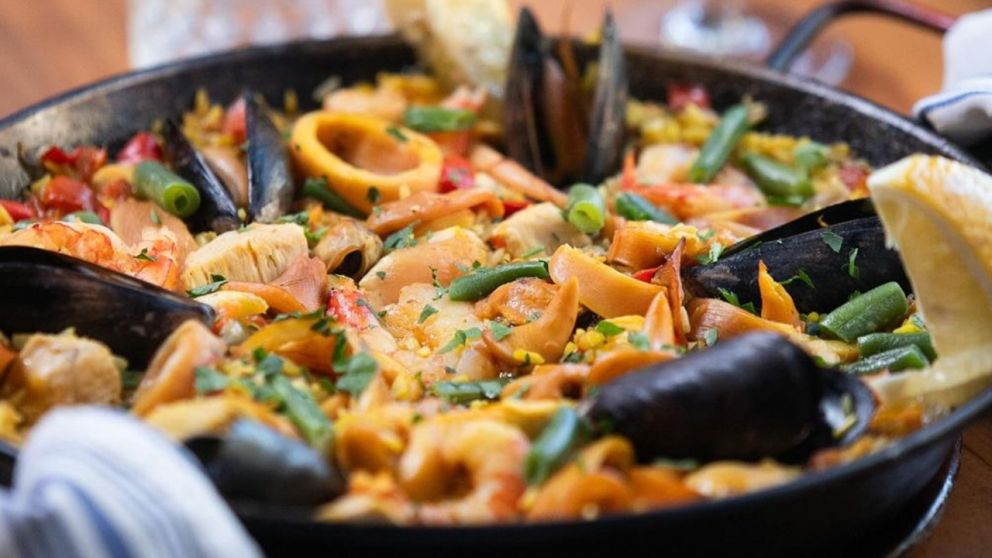 La paella es perfecta para compartir y disfrutar en familia durante la Semana Santa.