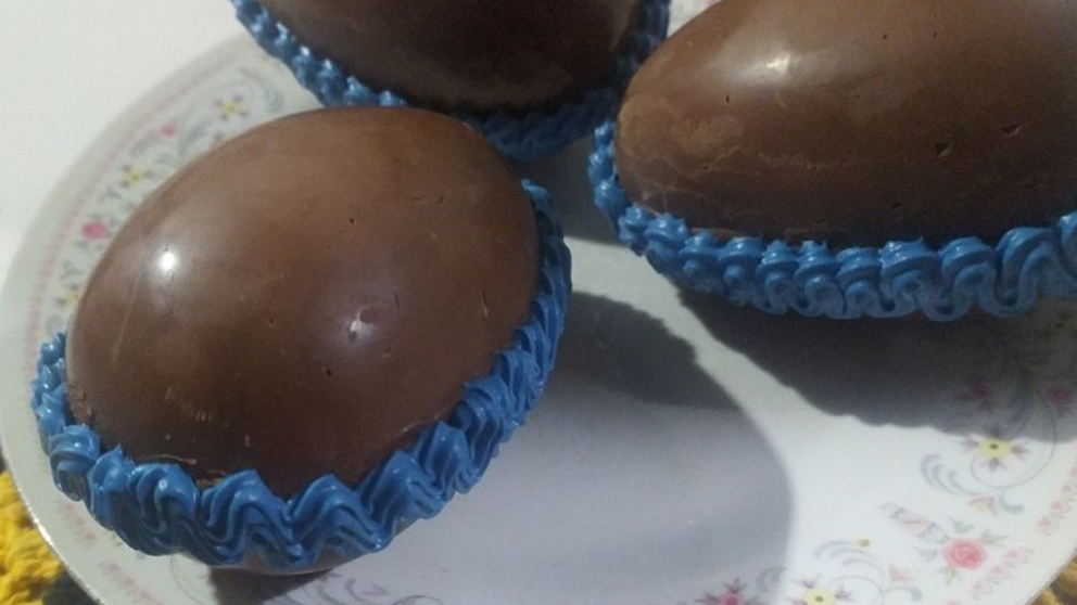 Huevos de chocolate caseros para regalar o disfrutar en casa durante la Pascua.