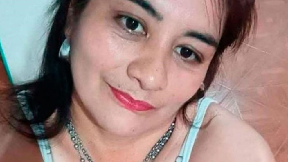 La víctima habría intentado impedir que su hijo se quite la vida, lo que generó la ira del adolescente, quien la apuñaló.