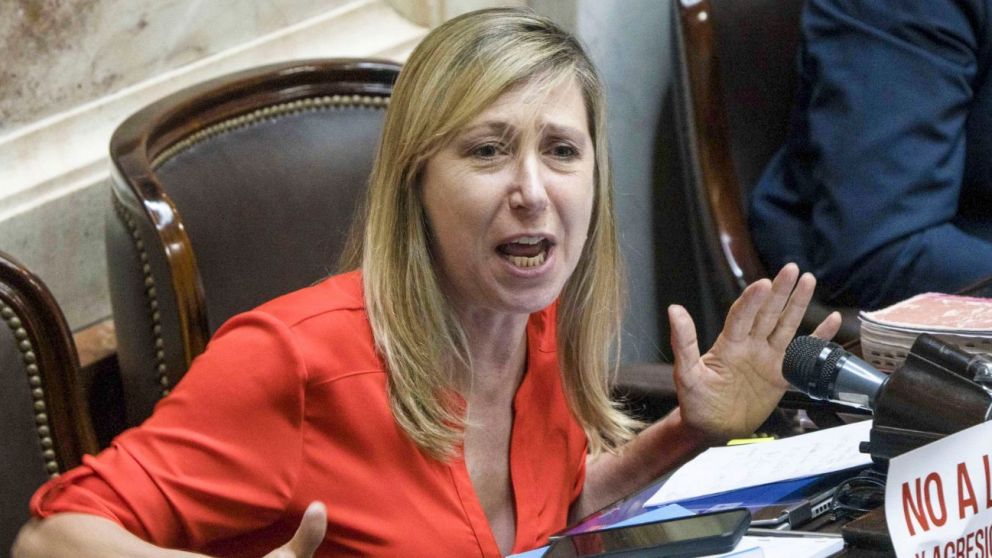 Bregman fulminó a Adorni en Diputados: "Nos saliste muy caro, el perro nos lo metiste vos"