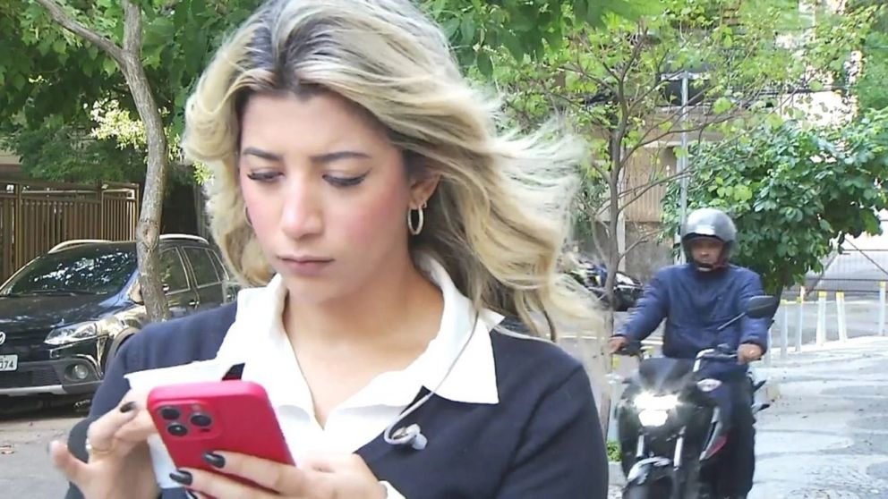 El momento en el cual un motochorro le arrebató el teléfono a la periodista Clara Nery.