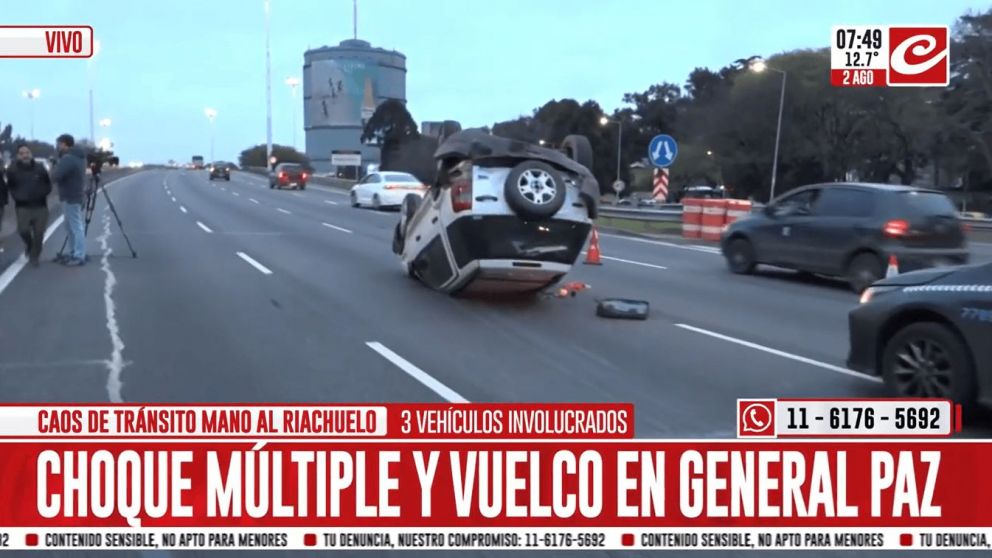 Caos total de tránsito en General Paz: impresionante choque y vuelco de tres autos esta mañana