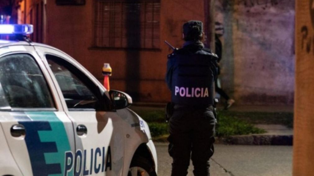 Los policías se apersonaron en el escenario del homicidio.
