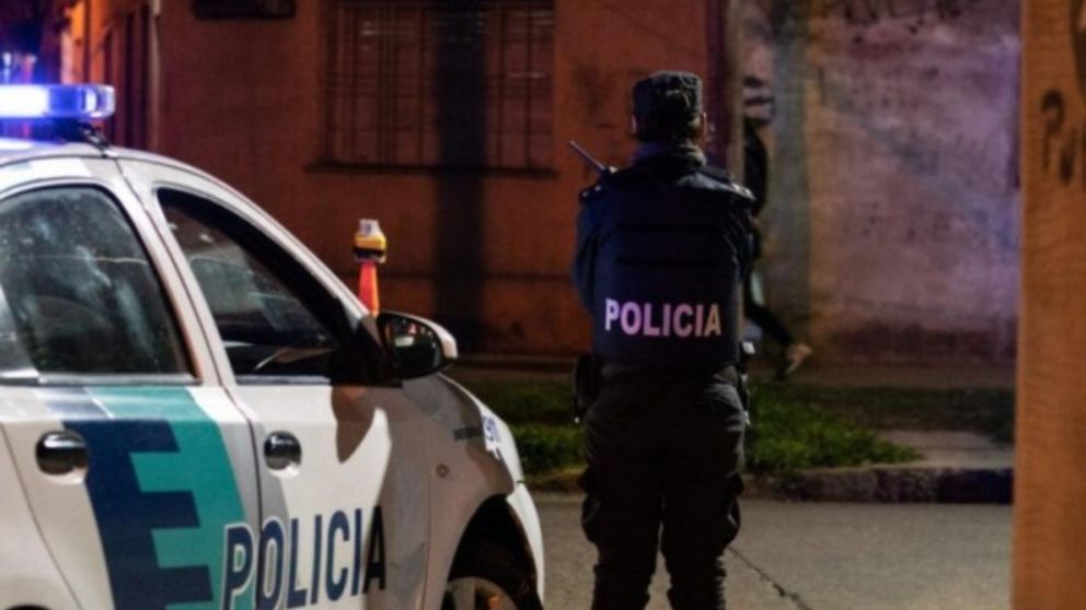 Los policías se apersonaron en el escenario del homicidio.