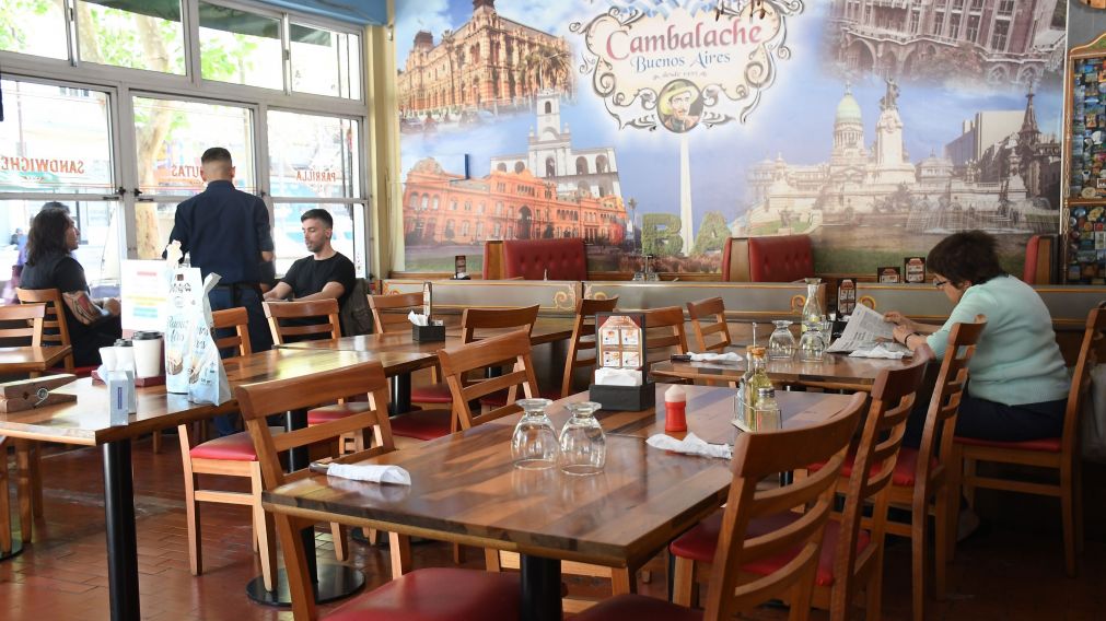 LAS MESAS VACÍAS, UNA POSTAL HABITUAL DE ESTOS TIEMPOS EN LOS RESTAURANTES DE CABA.